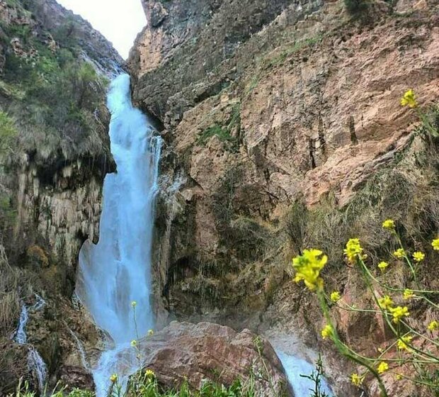 بلندترین آبشار لرستان را پیدا کنید / مناظر زیبا در بالای قله