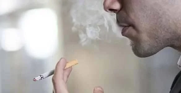 چگونه می‌توانیم از بین بردن بوی سیگار راحت‌تر باشیم؟