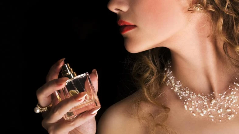خوشبوترین عطر زنانه کدام است؟ معرفی بهترین عطرهای زنانه خوشبو