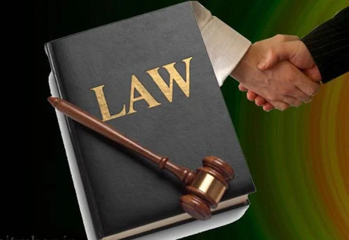 How is a complaint against an official judicial expert?