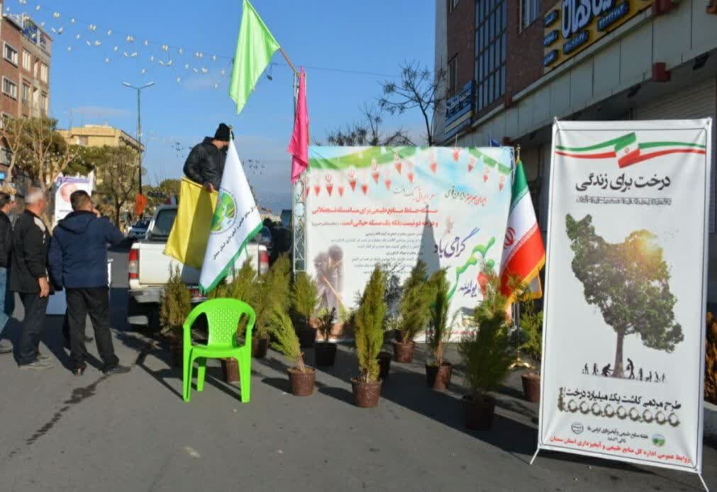 توزیع نهال رایگان در مسیر راهپیمایی 22 بهمن در سمنان