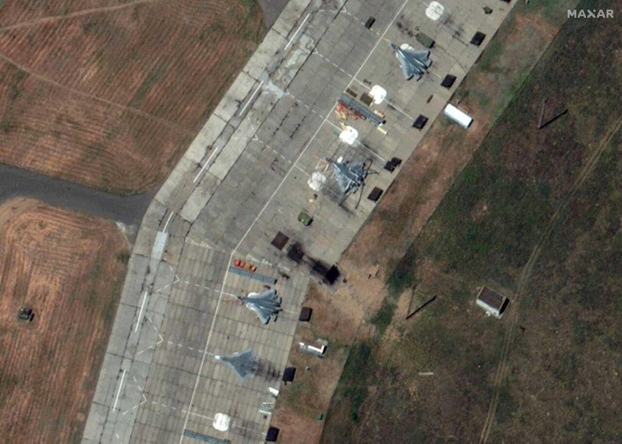 تصویر ماهواره‌ای Maxar در روز ۷ ژوئن (قبل از حمله)، ۳ فروند هواپیمای سوخو-۵۷ فلون را در فرودگاه آختوبینسک روسیه نشان می‌دهد.