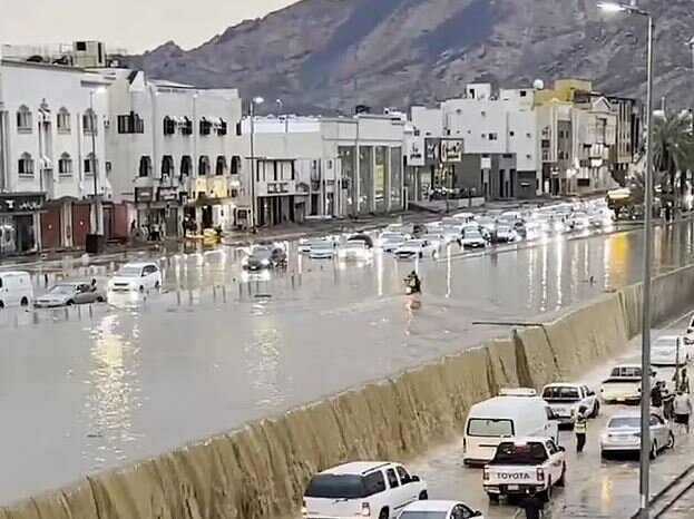 بارندگی‌ سیل‌آسا در عربستان؛ صدور هشدار قرمز برای مکه، مدینه و جده