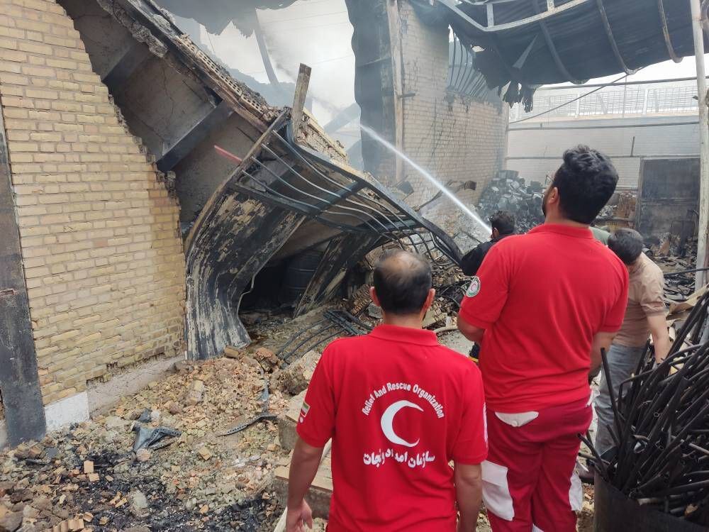 آتش سوزی | صنعت | صنعتی آتشسوزی کارخانه رنگ شهرک صنعتی جتآباد ایوانکی 2 مصدوم بر جا گذاشت